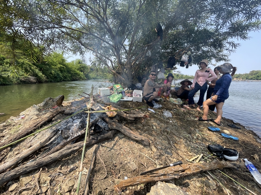 Ở dòng sông nổi tiếng Gia Lai, dân tình nườm nượp lội nước, ra một hòn đảo đốt củi nướng gà- Ảnh 6.